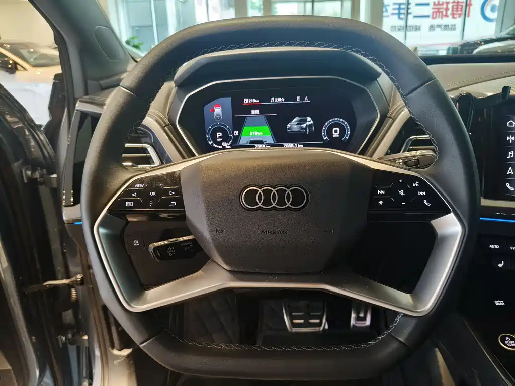 Audi Q4 e-tron 2025 — фото 13