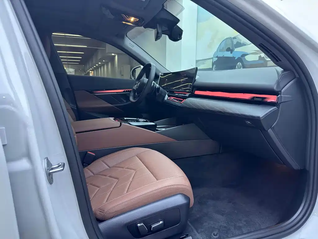 BMW 5 Series 2025 — фото 14