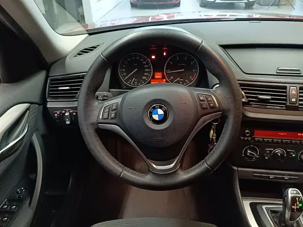 BMW X1 2015 — фото 11