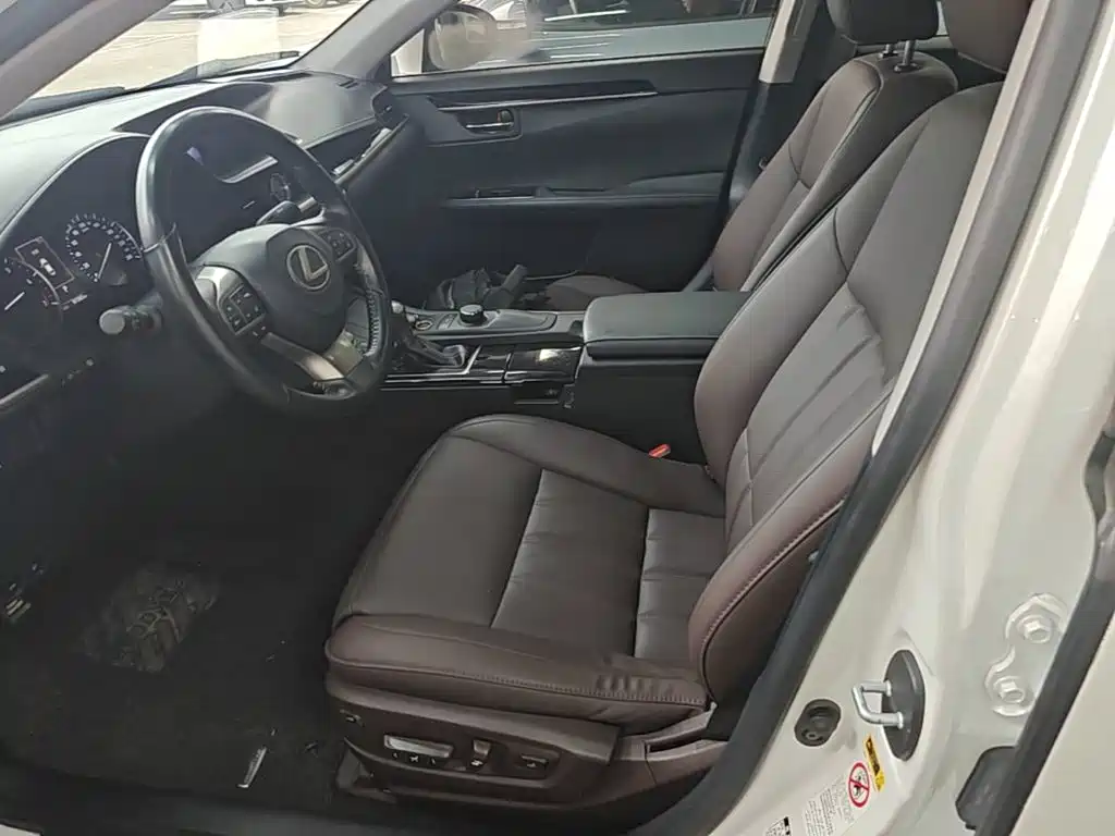 Lexus ES 2018 — фото 11