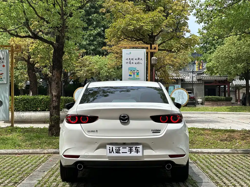 Mazda 3 Axela 2022 — фото 11