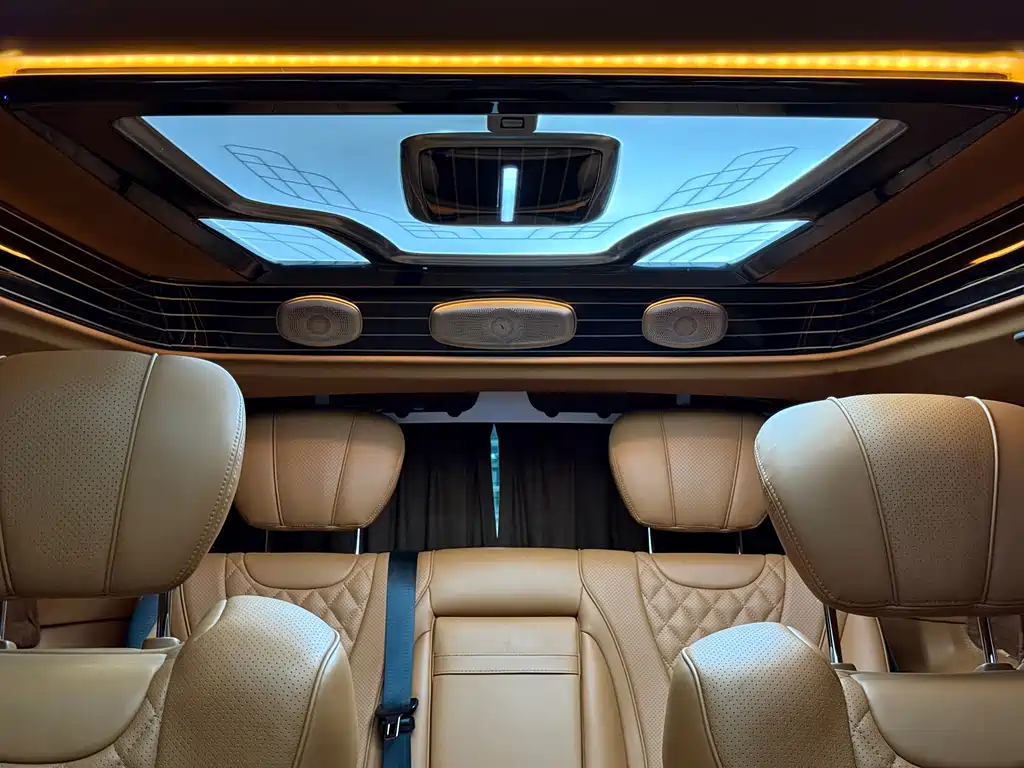 Mercedes-Benz V-Class 2023 — фото 18