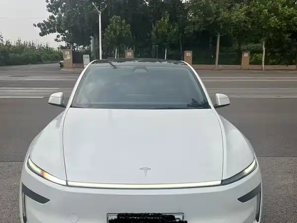 Tesla Model Y 2025