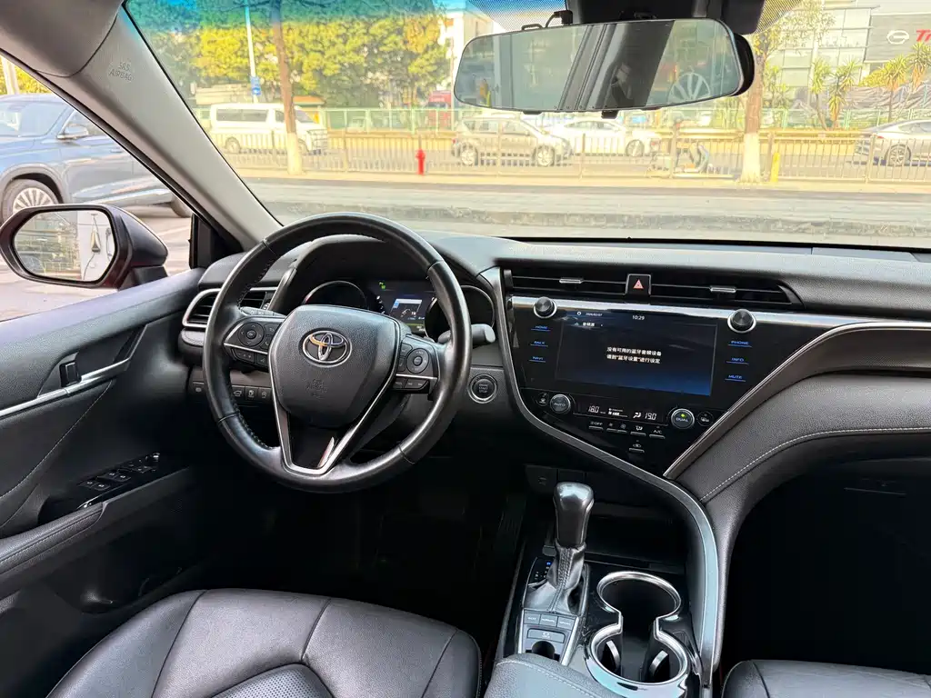 Toyota Camry 2019 — фото 7