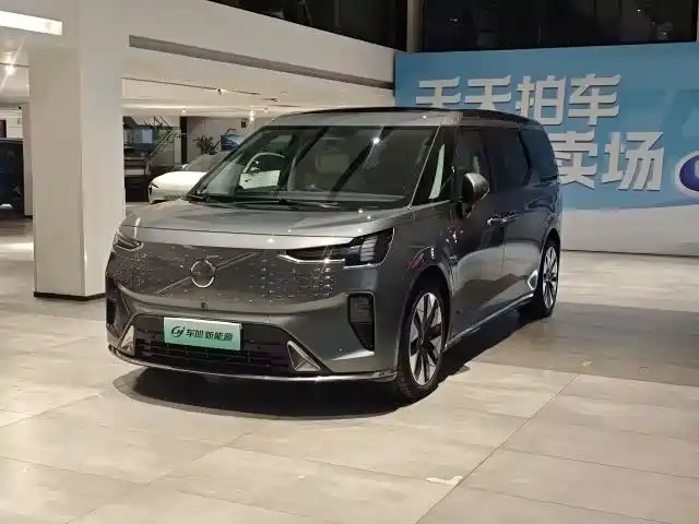Volvo EM90 2024