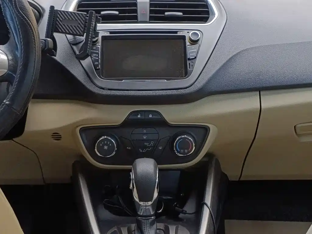 Ford Escort 2015 — фото 19