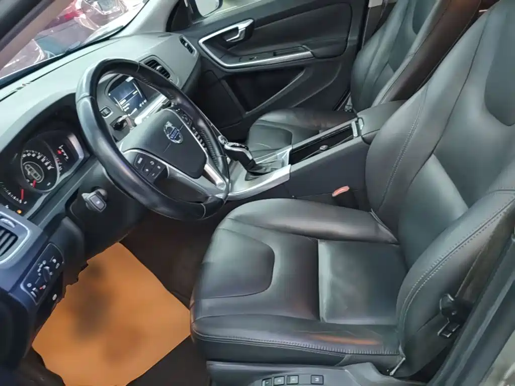 Volvo V60 2015 — фото 15