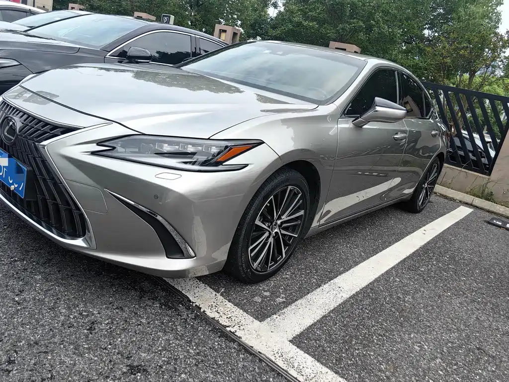Lexus ES 2022 — фото 1