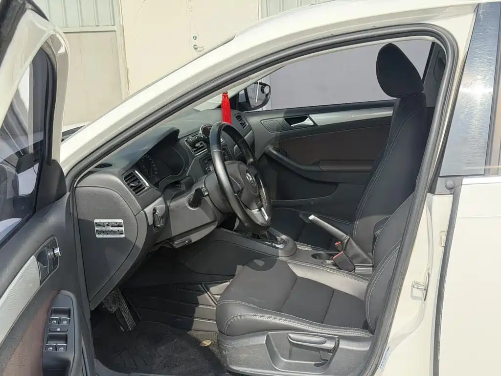 Volkswagen Sagitar 2015