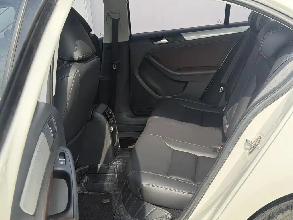 Volkswagen Sagitar 2015