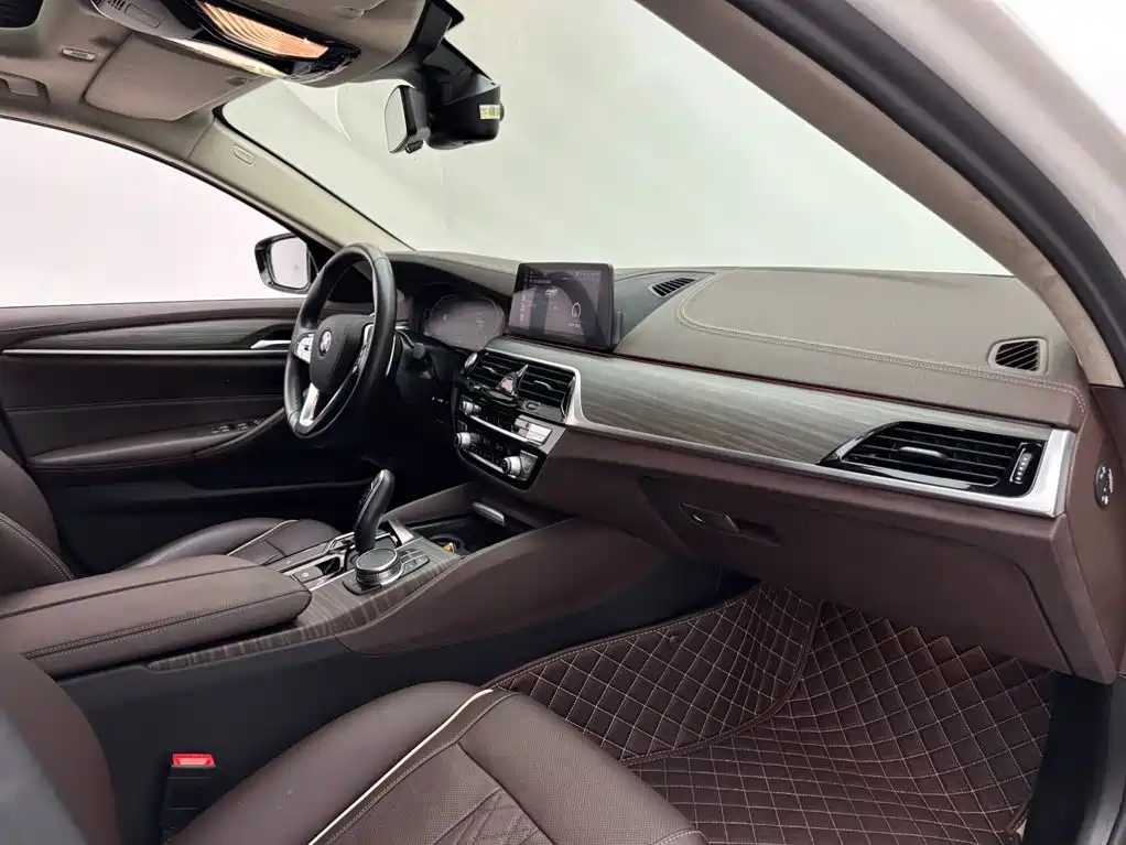 BMW 5 Series 2020 — фото 11