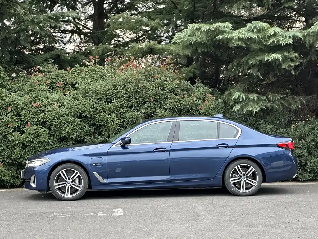 BMW 5 Series New Energy 2023 — фото 4