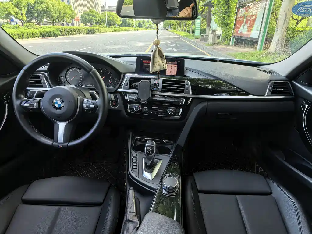 BMW 3 Series 2018 — фото 10