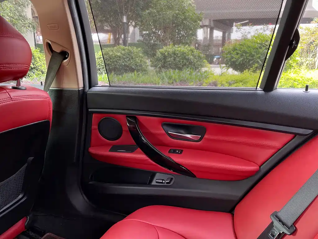 BMW 3 Series 2019 — фото 18