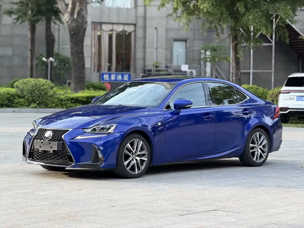 Lexus IS 2019 — фото 1