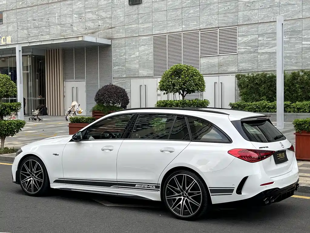 Mercedes-Benz C-Class AMG 2025 — фото 4