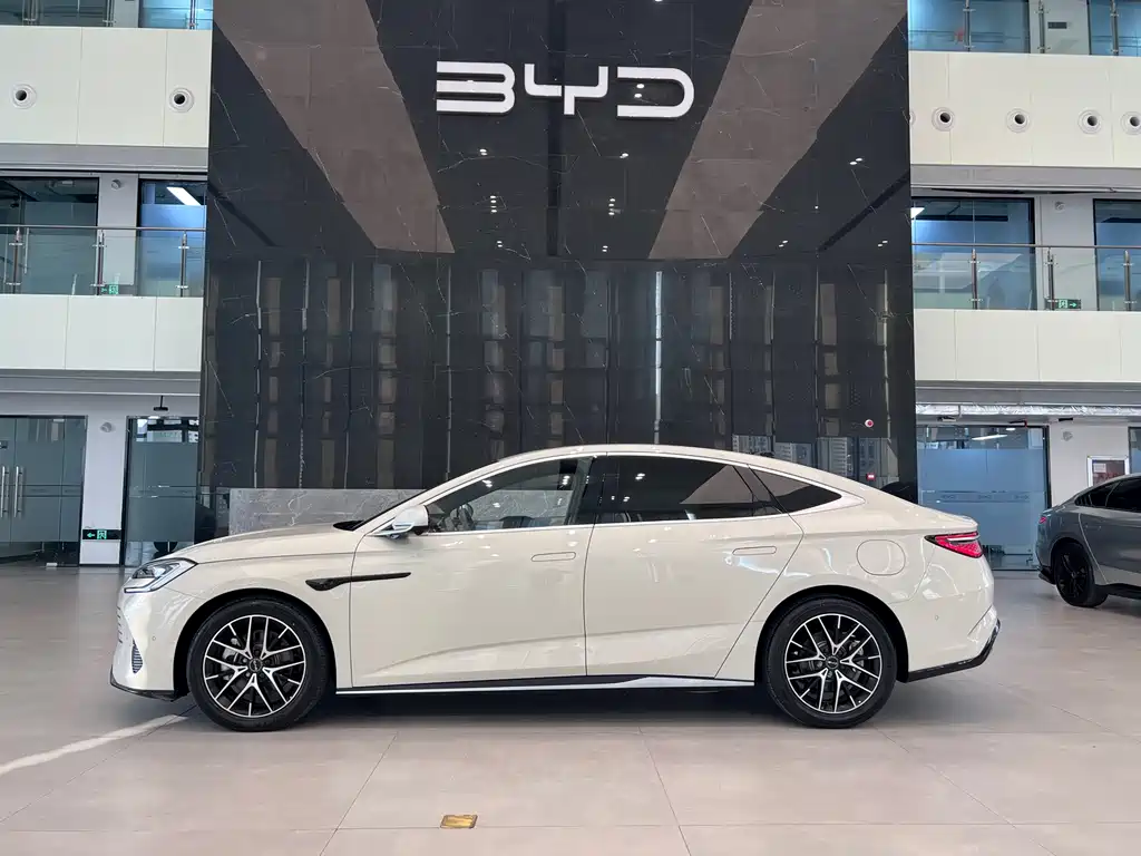 BYD Seal 07 DM-i 2025 — фото 3