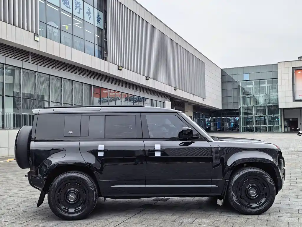 Land Rover Defender 2024 — фото 17