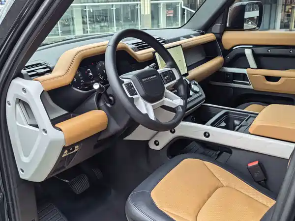 Land Rover Defender 2024