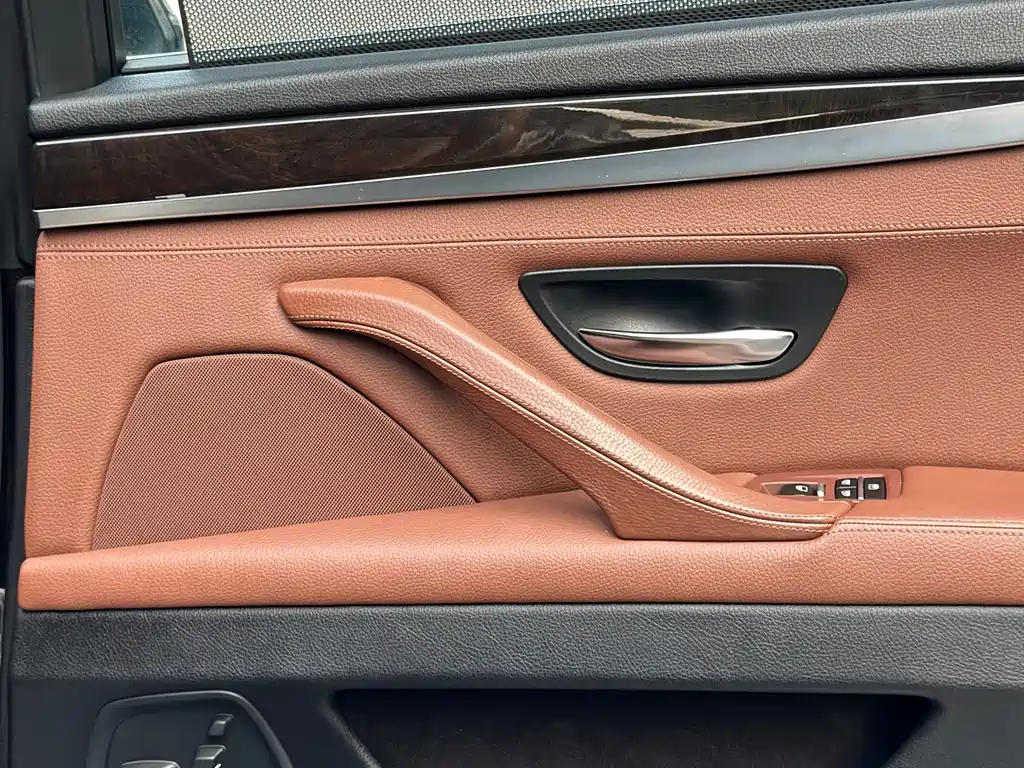 BMW 5 Series 2015 — фото 18
