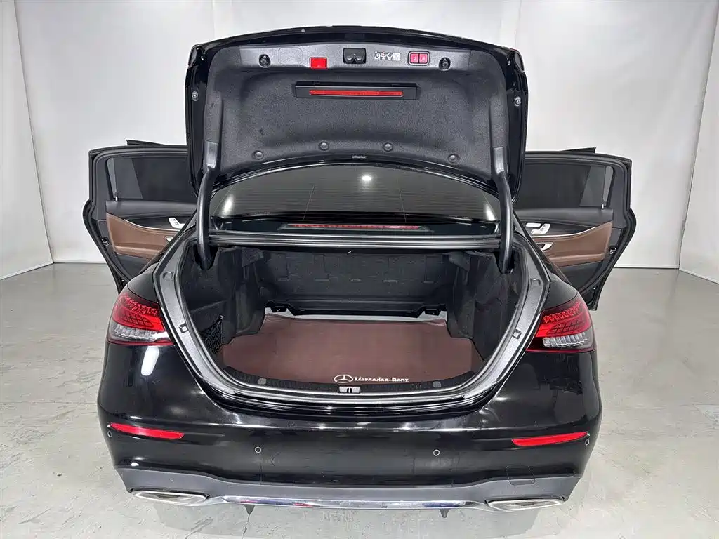 Mercedes-Benz E-Class 2023 — фото 18