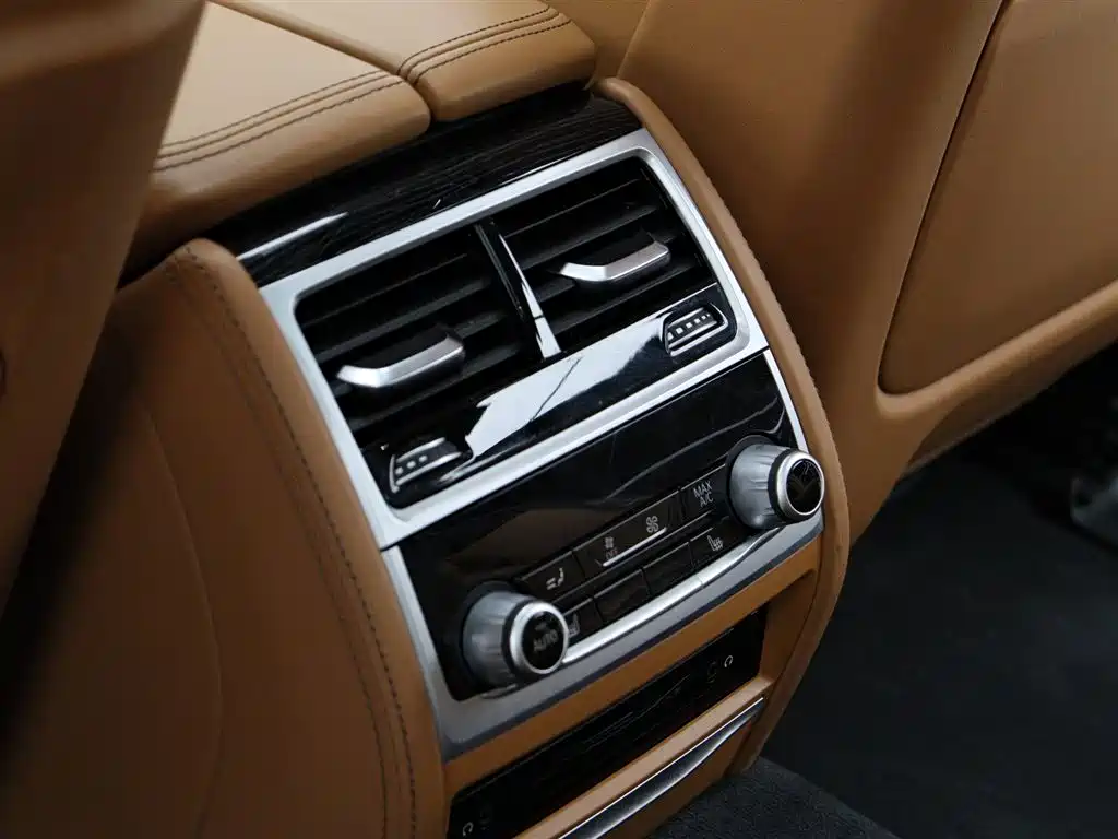 BMW 7 Series 2018 — фото 10
