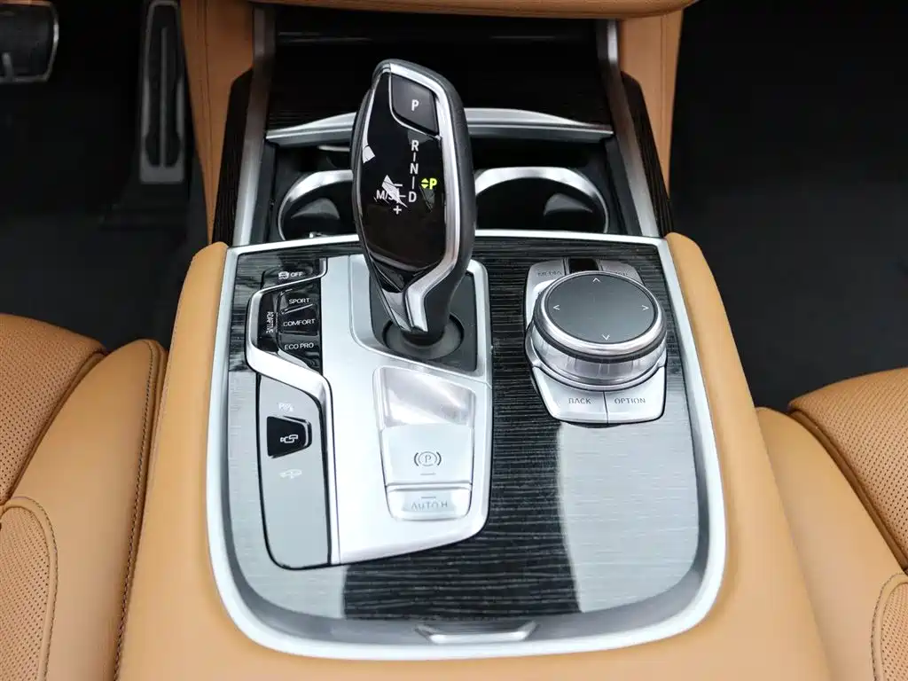 BMW 7 Series 2018 — фото 21