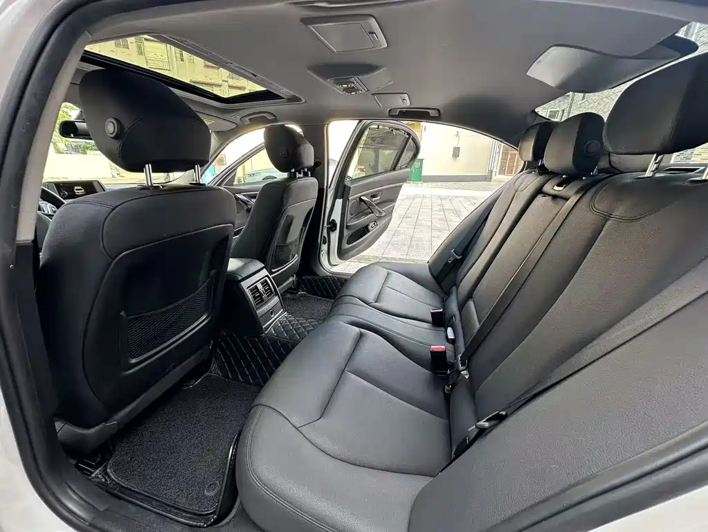 BMW 3 Series 2017 — фото 10