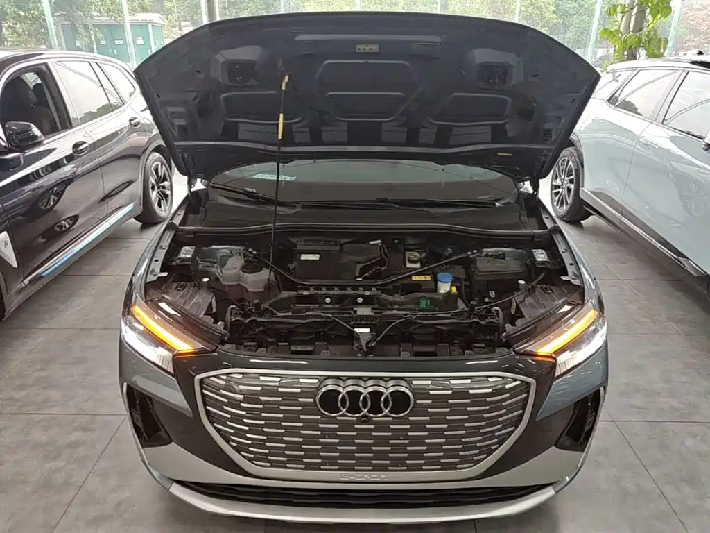 Audi Q4 e-tron 2022 — фото 19