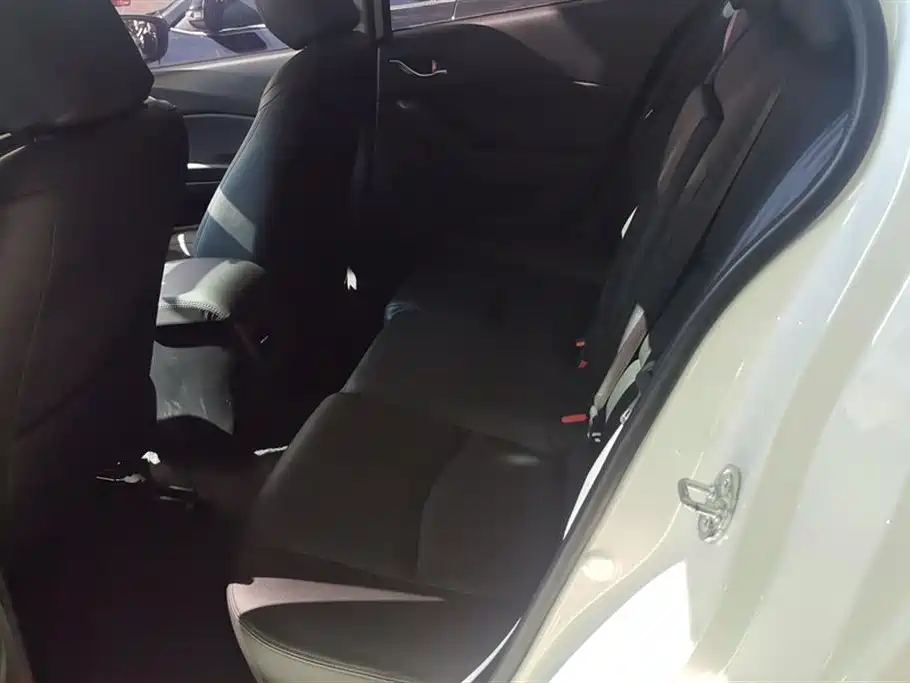Mazda 3 Axela 2018 — фото 11