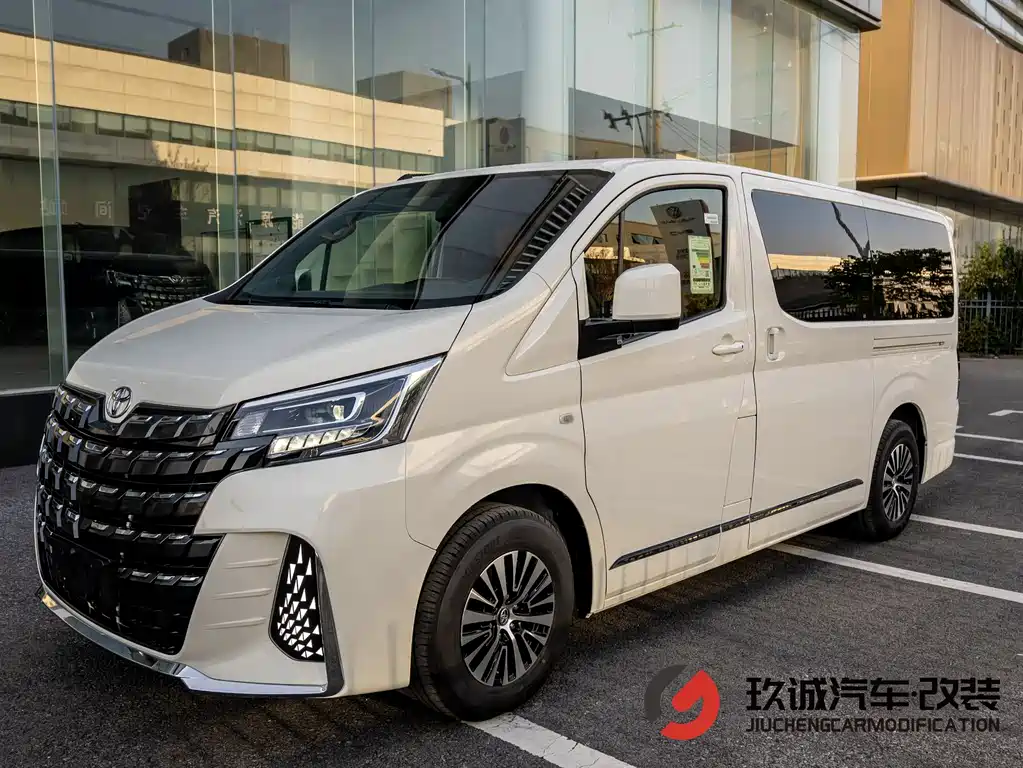 Toyota Hiace — фото 1