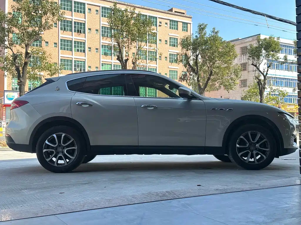 Maserati Levante 2017 — фото 13