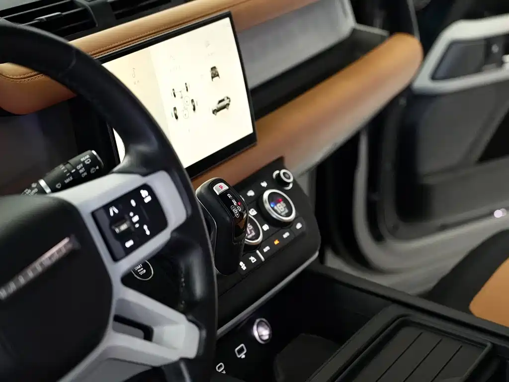 Land Rover Defender 2023 — фото 9