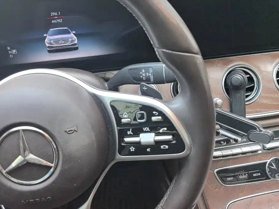 Mercedes-Benz E-Class 2019 — фото 16