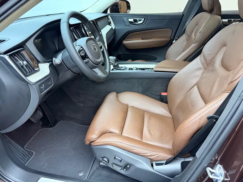 Volvo XC60 2019 — фото 10