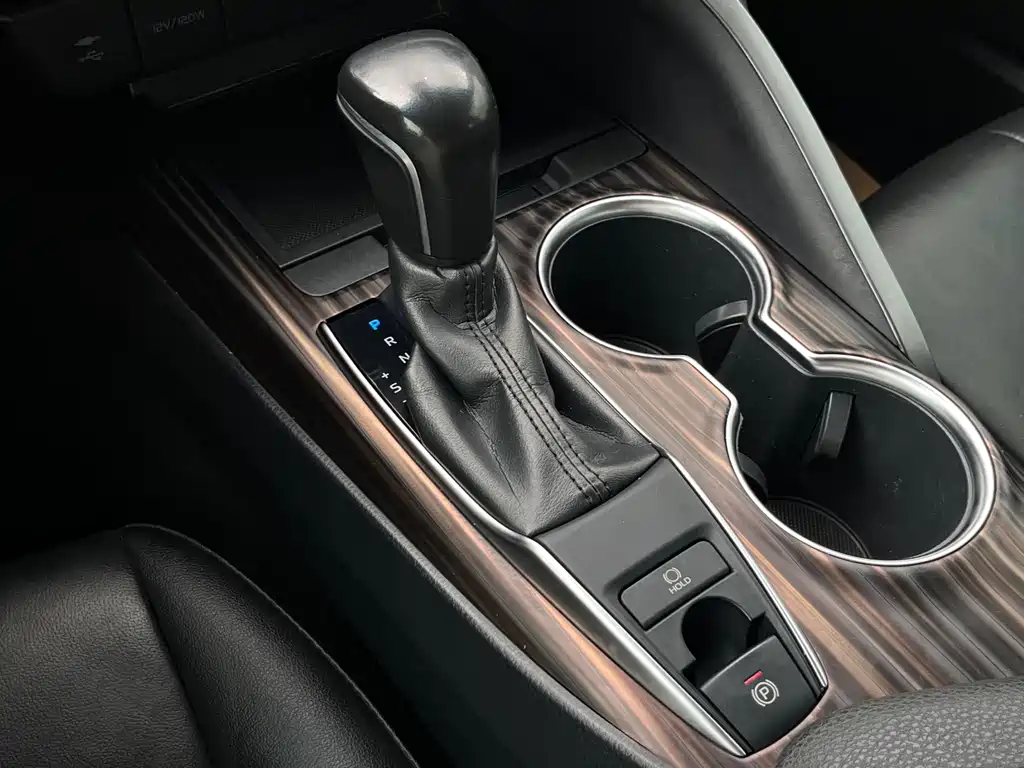 Toyota Camry 2018 — фото 18