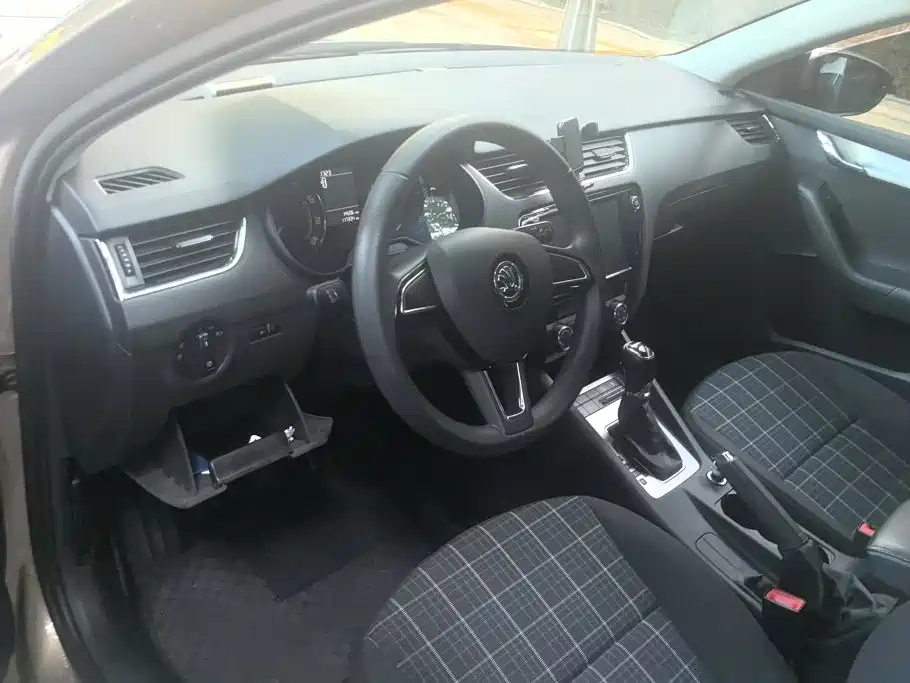Skoda Octavia 2017 — фото 12
