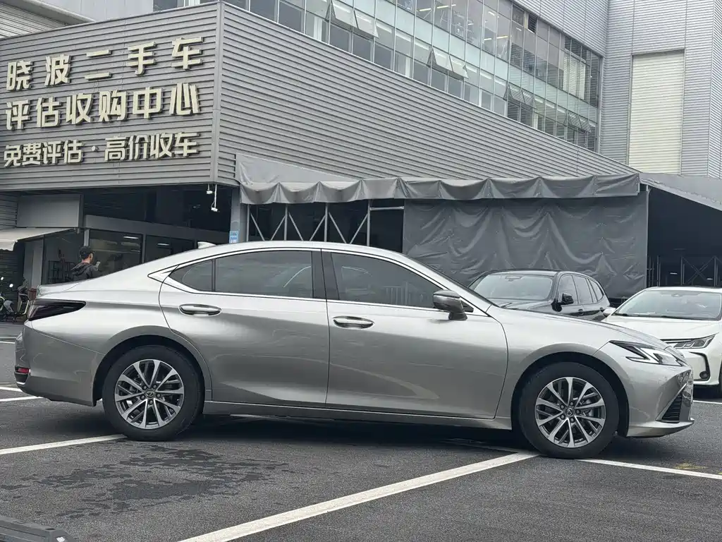 Lexus ES 2025