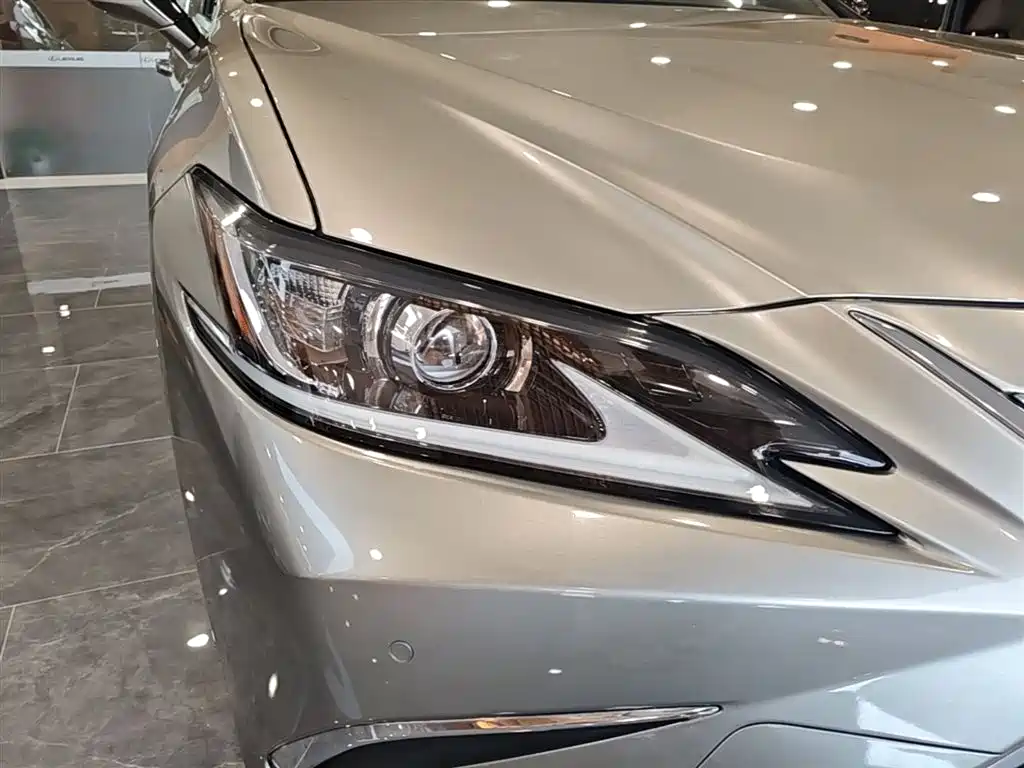 Lexus ES 2019 — фото 13