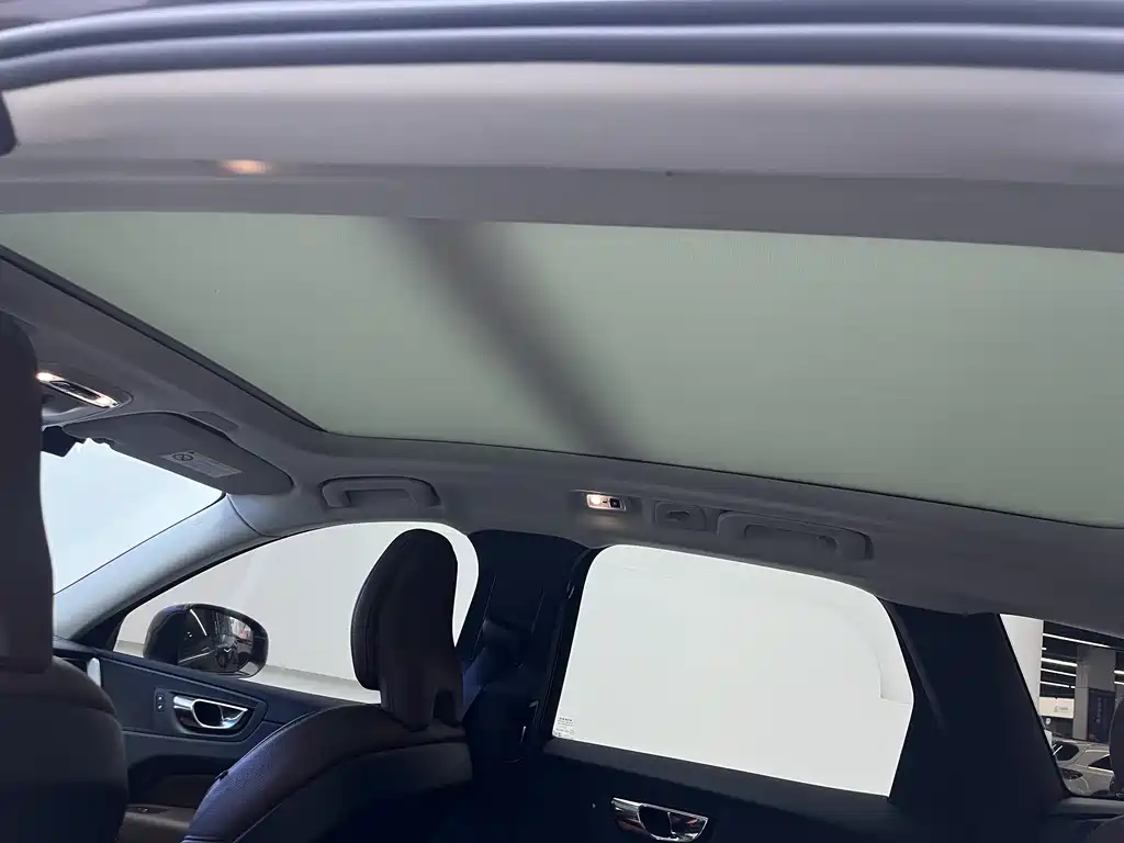 Volvo XC60 2019 — фото 10