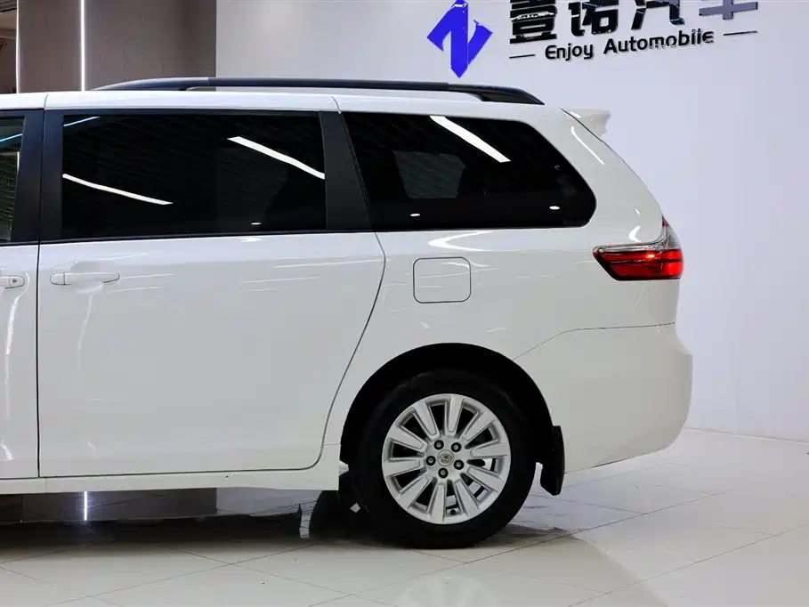 Toyota Sienna 2017 — фото 4