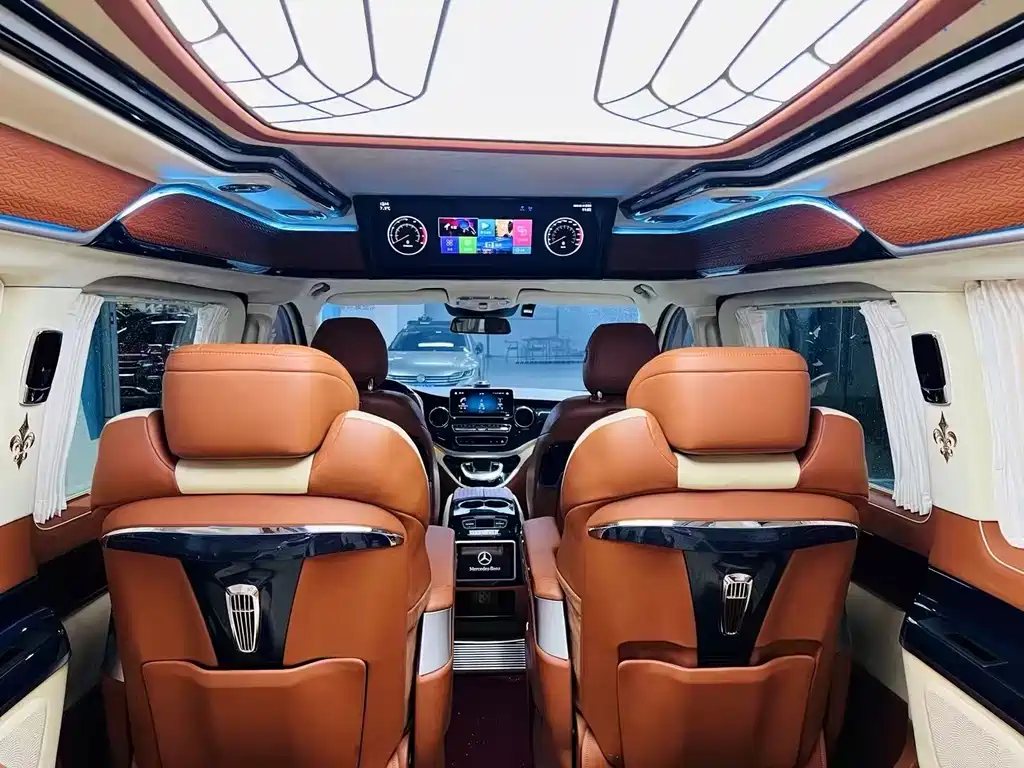 Mercedes-Benz V-Class 2023 — фото 17