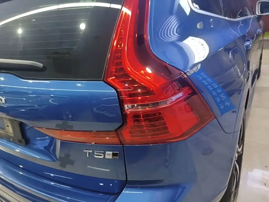 Volvo XC60 2018 — фото 8
