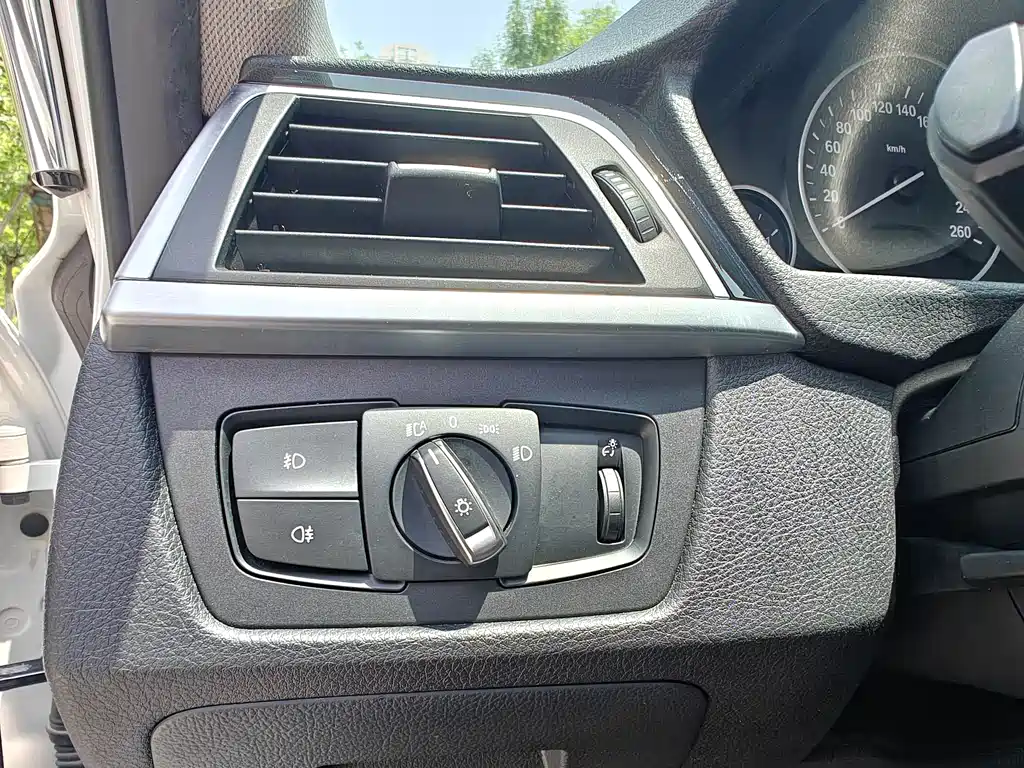 BMW 3 Series 2017 — фото 18