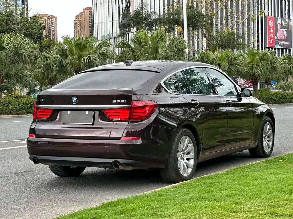 BMW 5 Series GT 2011 — фото 9