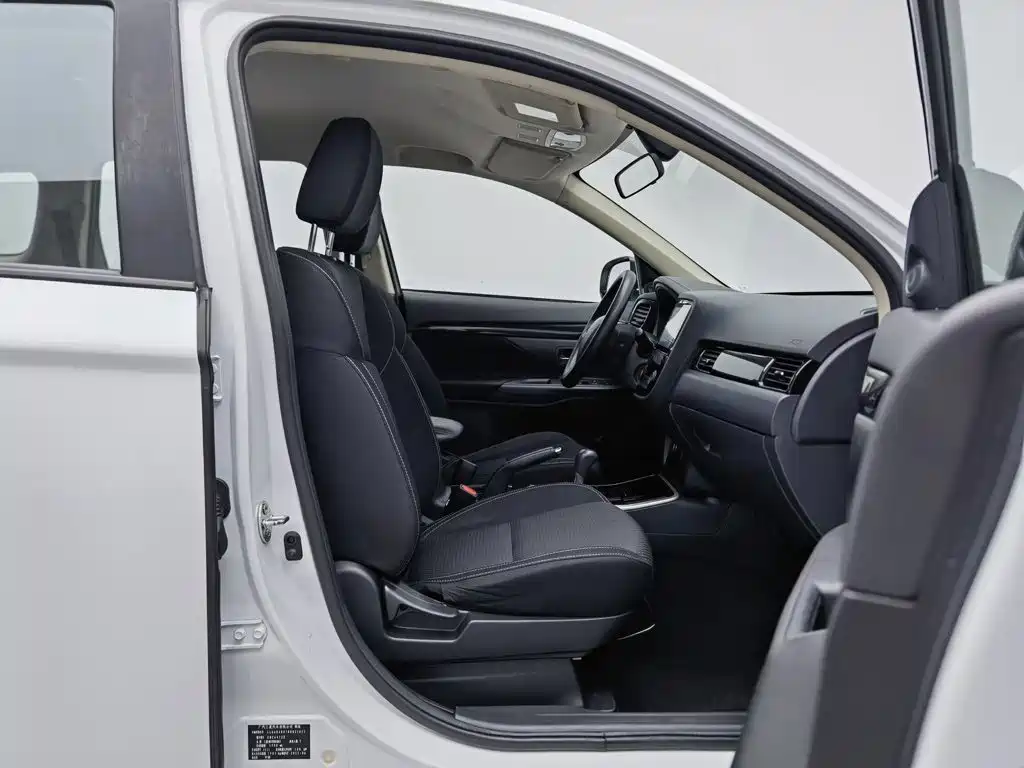 Mitsubishi Outlander 2022 — фото 23