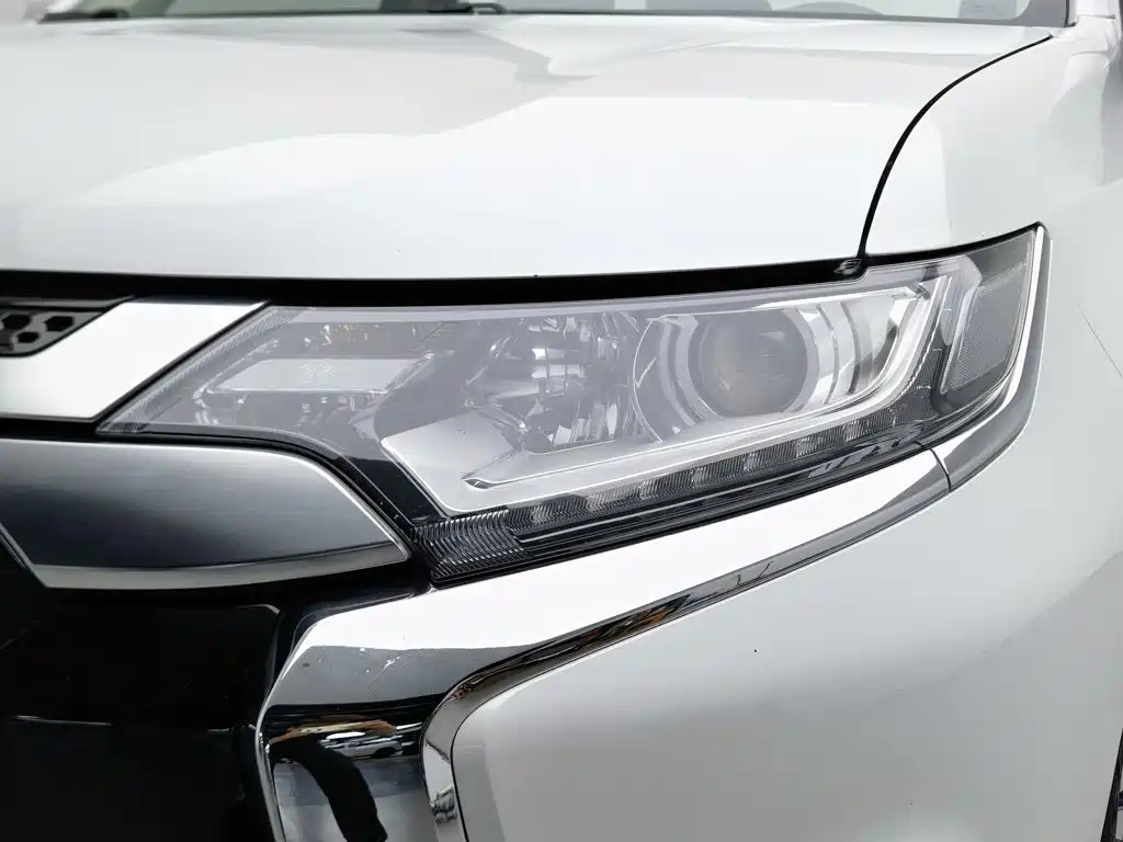 Mitsubishi Outlander 2022 — фото 7