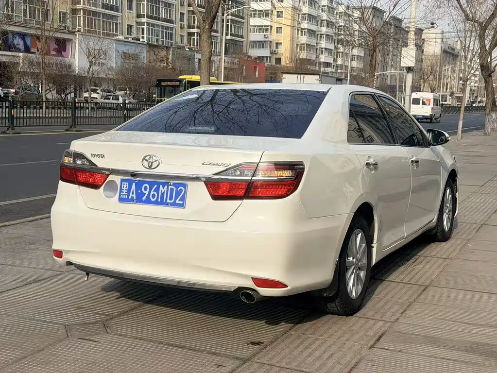 Toyota Camry 2016 — фото 4