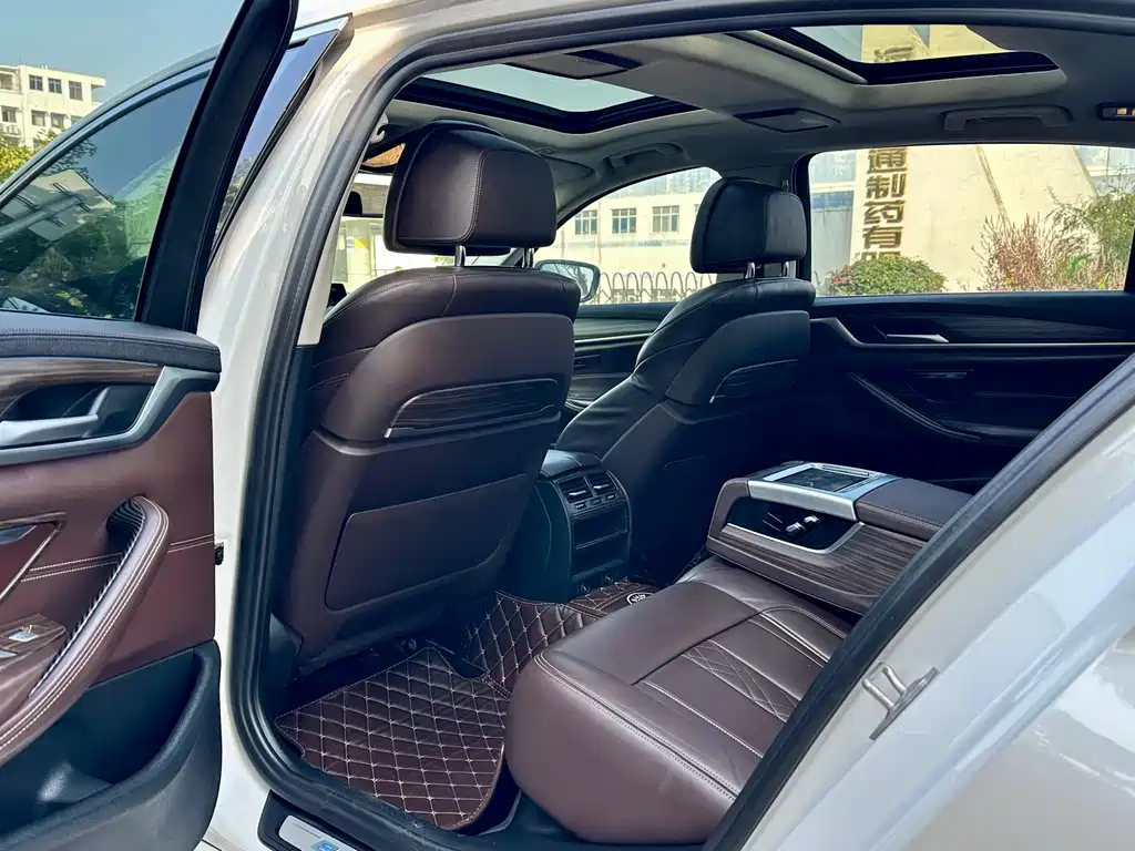 BMW 5 Series New Energy 2019 — фото 6