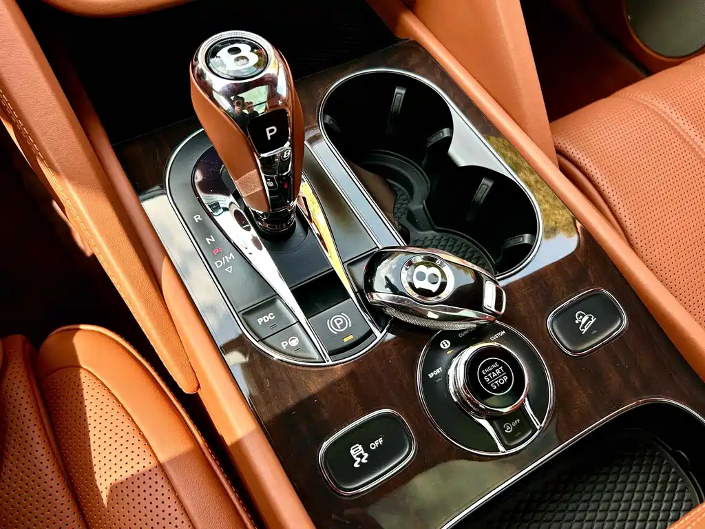 Bentley Bentayga 2022 — фото 13